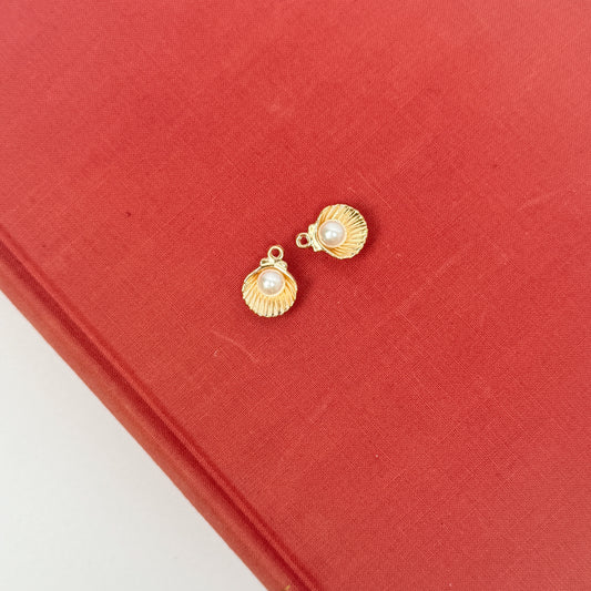 Gold Clam Shell Charm